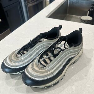 Nike Men's Silver and Black Athletic Sneakers